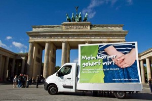 Kampagnenfahrzeug vor dem Brandenburger Tor (Foto: F. Nicolai)